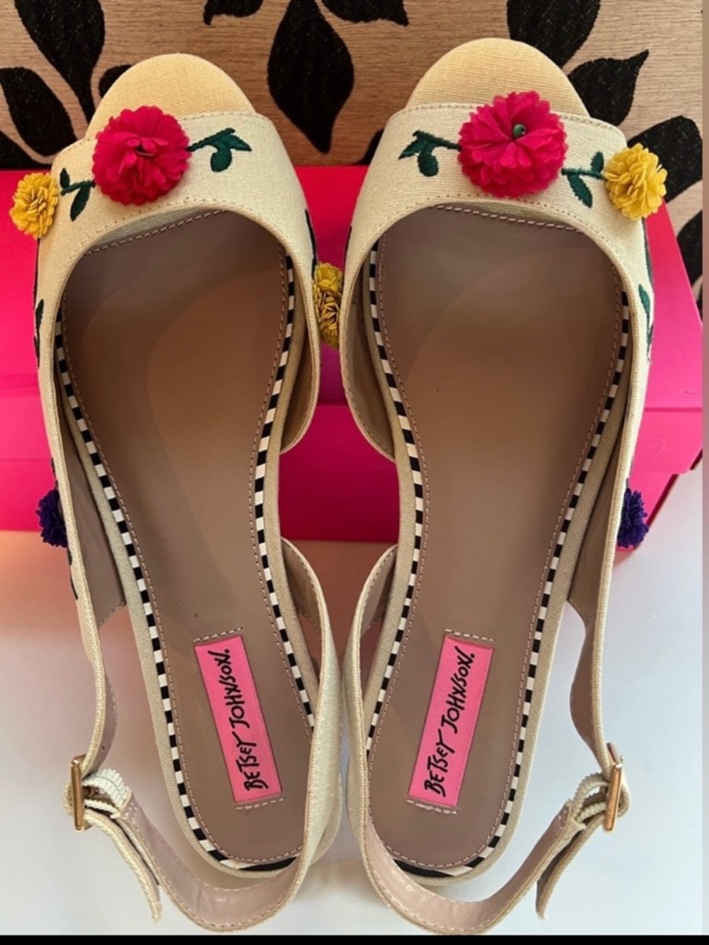 NEW & RARE Betsey Johnson Eyrica Natural Canvas Floral Garden Party Flat Shoe - Picture 8 of 12